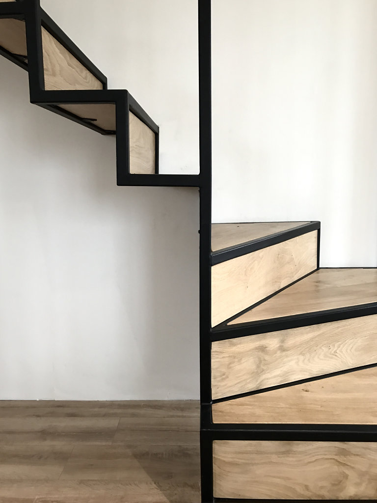 + Conception-réalisation d'un escalier suspendu + Acier mat et chêne du bocage Normand + Verriere en verre feuilleté +